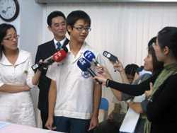 英語資優生魏書峰接受黃時遵博士表揚及媒体採訪